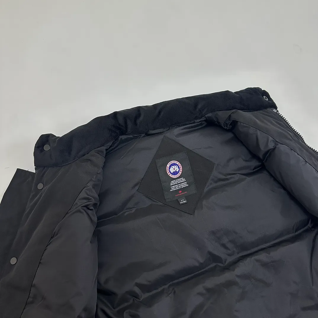 P380 top real shot - model number 119100 Canada Goose has always been recognized as the warmest down jacket. Various Instagram celebrities, Internet celebrities, and celebrities often wear it for street photos. I make Canada Goose every year, but I still can’t get rid of my love for the goose. No matter how cold the days are, there is no need to be afraid because of the care of the goose. The down vest is definitely a concave shape in autumn and winter. It is a trading company order model, exclusively launched! The purchase at the counter is the same as the genuine original clothes. Pay attention to the matching. There is velvet on the back collar, which is more warm. There is a zippered hidden pocket on the inside, and the genuine net pocket is synchronized inside. You need to compare the genuine products at any time. All the accessories are custom-made from the original factory. 1️⃣Fabric: Domestic exclusive Japanese original fabric with characteristics: waterproof, drill-proof, anti-fading, 24-count calendered woolen surface (waterproof level conforms to the ball raincoat level) 2️⃣Down: national standard 80 white duck down Supports identification (many on the market are 50 velvet and recharged in order) with better thermal insulation performance, light and not heavy, and good recovery of fluffiness after compression!  3️⃣Zipper: Original factory customized zipper with clear engraving and perfect texture. Original customized authentic YKK military-grade copper core zipper puller that can withstand hundreds of thousands of pulls. 4️⃣Embroidery: Imported new Behringer embroidery machine customized with 10,000-needle electric embroidery, full/three-dimensional/clear! 5️⃣: 400D high-density count liner fabric in the inner liner completely eliminates the problem of velvet leakage and velvet leakage. In the down woven category, there is no bragging. There is currently almost no one that can do better than us! Make an original product with care, so that every customer has the confidence to introduce it to his customers: This is the top replica version in China. A good product does not need too much soft text to highlight it. Color: Black Gray Off-White Size: S-XXL Size Clothing Length Bust Shoulder Width Recommended Height Recommended Weight S: 70 117 47.5 155-160 100-120 M: 72 121 48.5 160-170120-140 L: 74 125 49.5 165-175,140-160 Warm reminder: The tile measurement is measured manually, and the error of 1-3cm is within the normal range! The customer's suggestion is not used as a reason for return or exchange; #Because everyone's body height is different, the size recommended by customer service is only a slight color difference. Please note that slight color differences in the product are normal and will not be used as a reason for return or exchange. #Due to different monitor display pixels and external factors such as shooting lighting